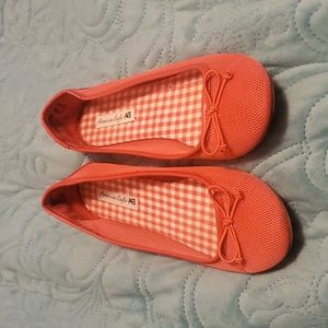 Women coral American Eagle slides with bow in a Size 11